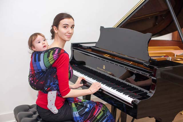 Zachustowana mama przy fortepianie
